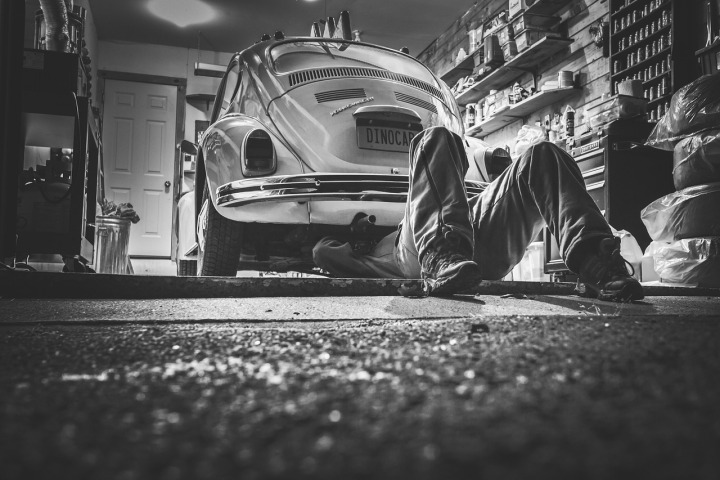 garage door emergency repair technician